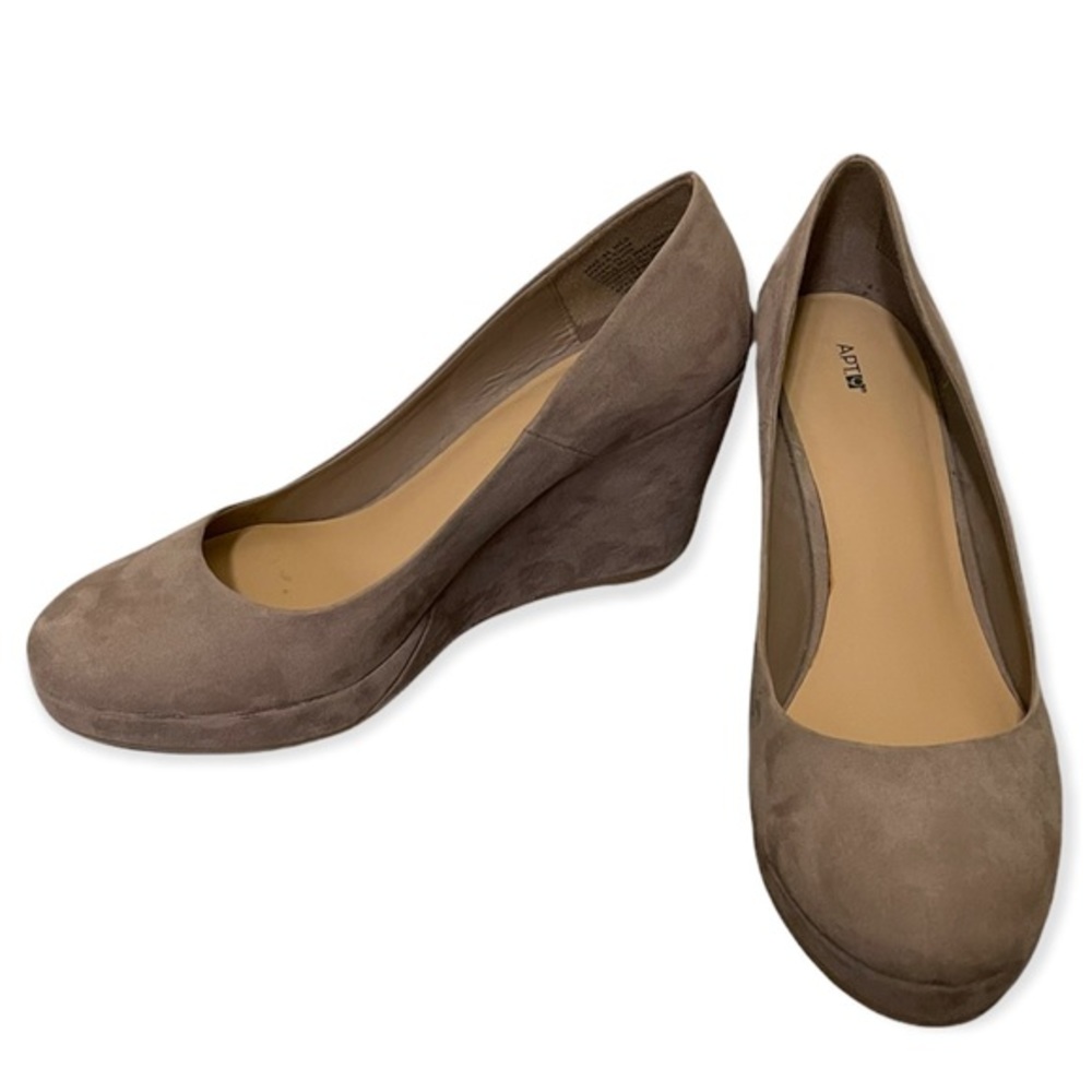 Apt. 9 Nude Beige Tan Faux Suede Wedge Heels Size 8 Round Closed Toe Heel 3.5”